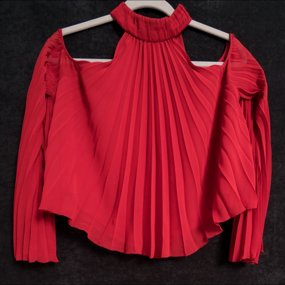 Cold shoulder pleated top